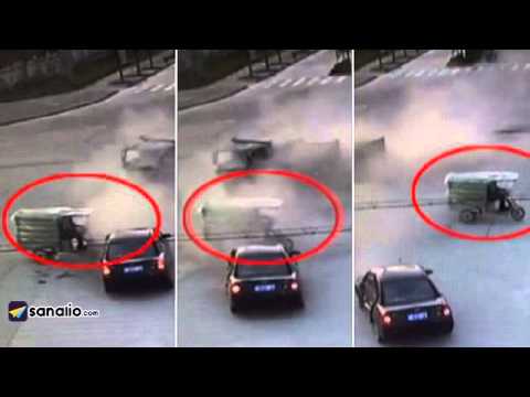 بالفيديو توك توك ينجو من حادث تصادم سيارتين