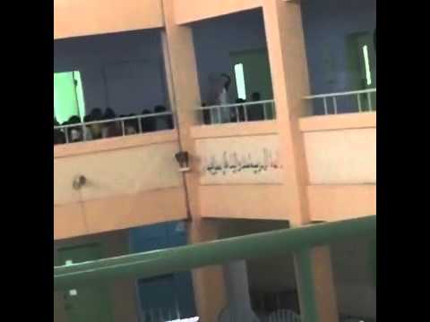 شاهد معلم سعودي يضرب التلاميذ بعنف