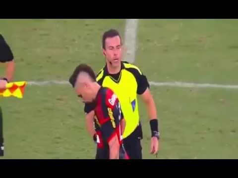 فيديو لاعب يعترض على الحكم بمصافحة عنيفة