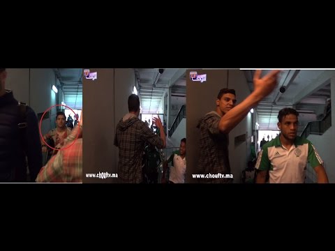 شاهد أحد المشجعين يحرج لاعبي الرجاء أمام الجميع