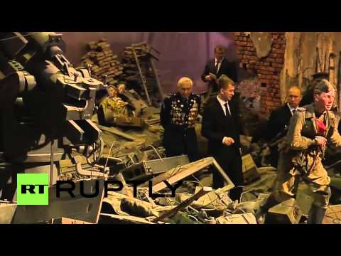 شاهد بوتين يزور بانوراما لمعركة برلين بالأبعاد الثلاثية