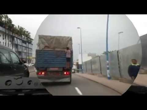 بالفيديو سرقة محتويات الشاحنات في الدار البيضاء