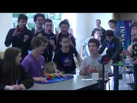 بالفيديو طالب أميركي يحطم الرقم القياسي لحل مكعب روبيك
