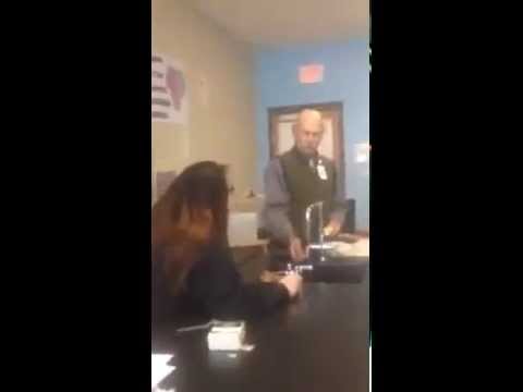 «خناقة» عنيفة بين طالبة أمريكية ومعلمها