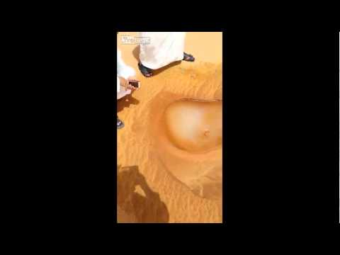 لحظة تفجر ينبوع مياه عذبة في السعودية