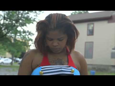 بالفيديو حالة نادرة لامرأة حامل تدمن أكل الصخور