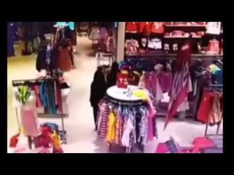 شاهد منقبتان تسرقان سوارًا ذهبيًا من يد طفلة