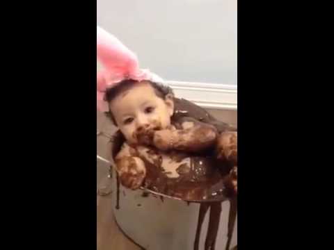 «أم» تضع طفلتها عارية داخل إناء وتغطيها بالشيكولاتة