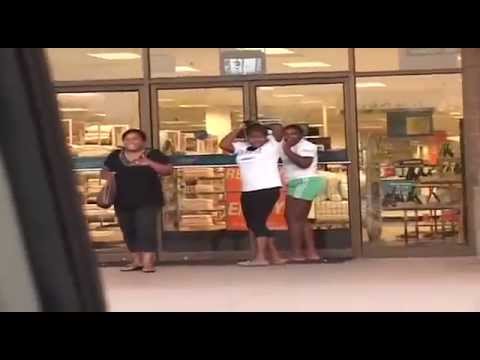 رد فعل الفتيات عند سماع جرس يشبه صوت القطار في الشارع