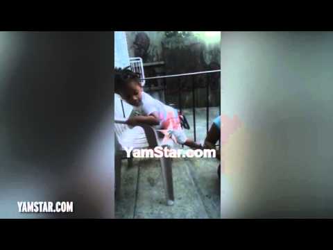 أم تصفع ابنتها بقسوة وتعلمها الشتائم