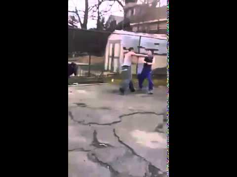 مشاجرة عنيفة بين شابين تتحول لمصارعة حرة