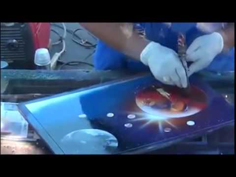 شاب يرسم لوحة فنية رائعة في دقائق