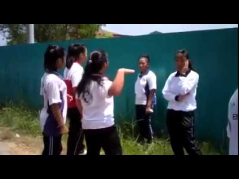 شاهد مشاجرة عنيفة بين طالبات في ساحة مدرسة 