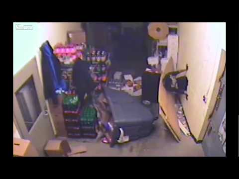 بالفيديو لص يلجأ إلى حيلة مدهشة لسرقة أحد المخازن