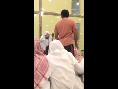 فيديو شخص يقطع خطبة الشيخ خميس الزهراني