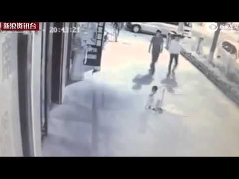 بالفيديو رجل صيني يضرب طفلًا مسح الأرض التي أمامه