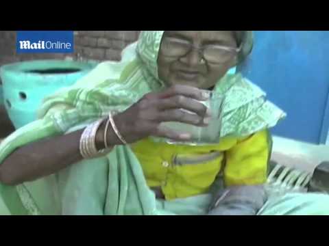 فيديو هندية تتناول كيلو رمل يوميًّا منذ 80 عامًا