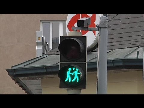 بالفيديو إشارات مرور خاصة بالمثليين منتشرة في مدن النمسا