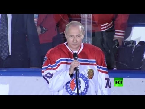 شاهد الرئيس بوتين يسجل أول أهداف المباراة النهائية في هوكي الجليد