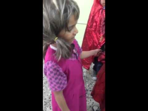 شاهد معلم سعودي يجبر الطلاب على ارتداء ملابس بنات