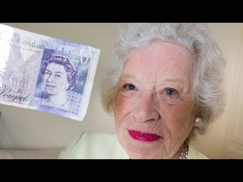 فيديو شبيهة ملكة بريطانيا تراقب امتحانات الكليات