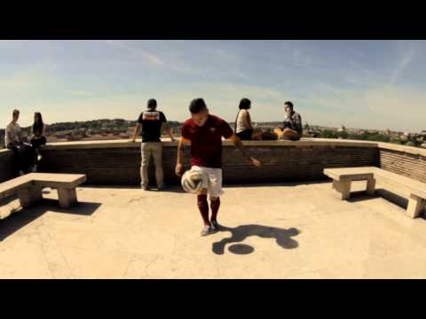 شاهد لاعب روما يستعرض مهاراته الكروية