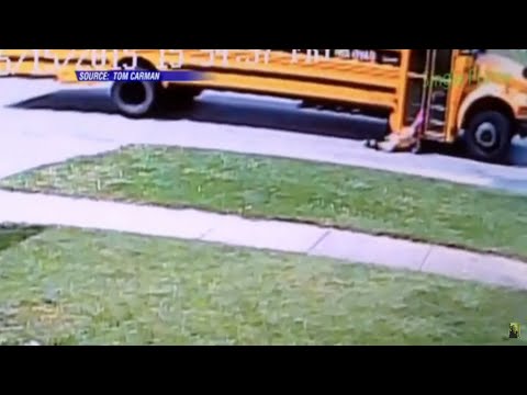 بالفيديو حافلة مدرسية تجر تلميذة في أميركا