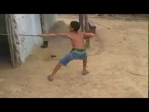 شاهد مشهد طريف لطفل في مواجهة كلب صغير