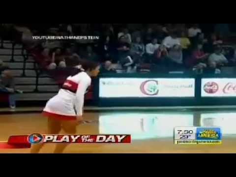 بالفيديو مشجعة تبهر الجماهير برمية كرة سلة ثلاثية