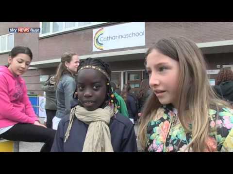 بالفيديو تلاميذ هولندا يرفعون شعار الجميع يحق لهم الاندماج