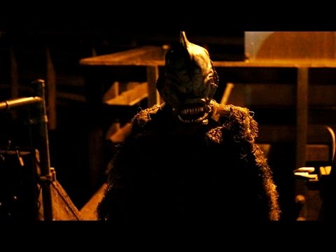 بالفيديو رجل ينفذ مقلبًا مرعبًا في المارة والصيادين على الرصيف