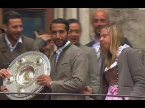 بالفيديو بنعطية يرفع درع البوندسليغا