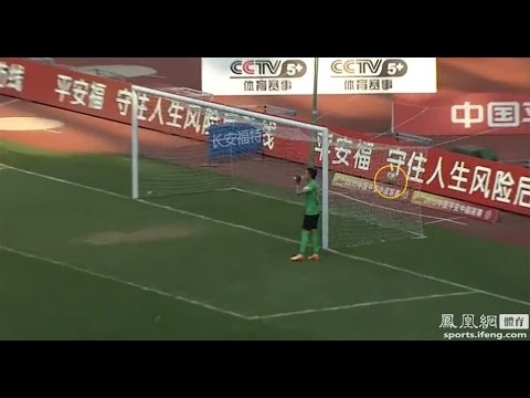 شاهد حارس مرمى يستقبل هدف أثناء شرب الماء