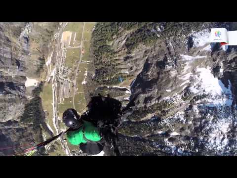 شاهد القفز بالمظلة من مظلة أخرى