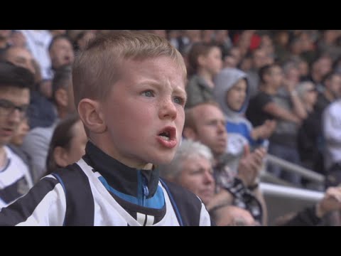 شاهد رد فعل مشجع نيوكاسيل الصغير في الملعب