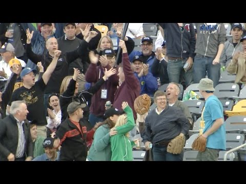 شاهد زوج ينقذ زوجته من مضرب بيسبول