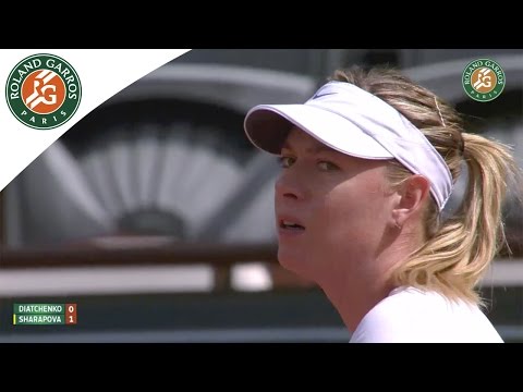 فيدرير وشارابوفا يتأهلان إلى الدور الثالث