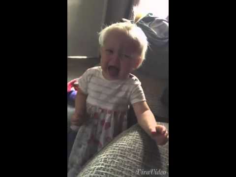 شاهد رد فعل طفلة تتذوق الفلفل الحار للمرة الأولى