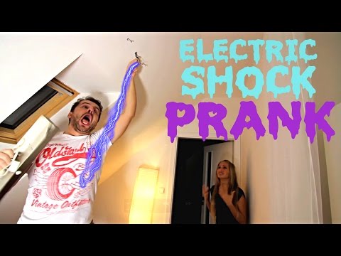 بالفيديو شاب ينفذ مقلبا مرعبا بصديقته