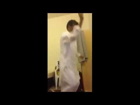 باكستاني يتحدى المصريين في وصلة رقص شعبي