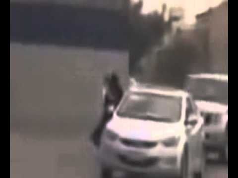 شاهد اقتياد فتاة وإرغامها على ركوب سيارة عنوة