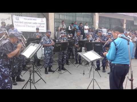 شاهد الشرطة تعزف جانجام ستايل للمواطنين