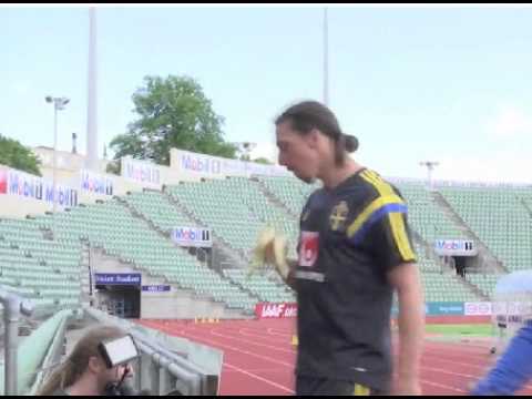 فيديو إبراهيموفيتش يداعب مصورًا بـقشرة موز