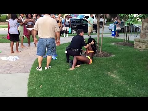 شاهد إجازة إجبارية لعريف شرطة شوهد يضرب فتيانًا من السود