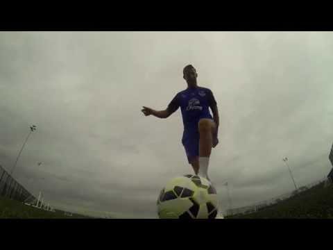 شاهد نجم إيفرتون يستعرض مهاراته الفنية