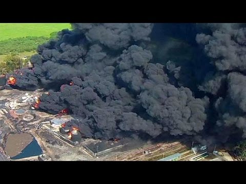 شاهد أربعة قتلى في حريق خزانات النفط قرب كييف