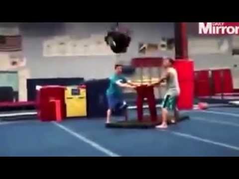 فيديو لاعب جمباز يقفز في الهواء ويدخل في بنطاله