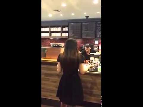 شاهد مشادة كلامية بين فتاة وبائعة في أحد مطاعم دب