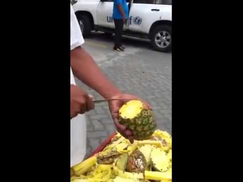بالفيديو أسهل وأسرع طريقة لتقشير حبات الأناناس