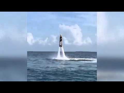 تيري يطير فوق الماء في جزر المالديف